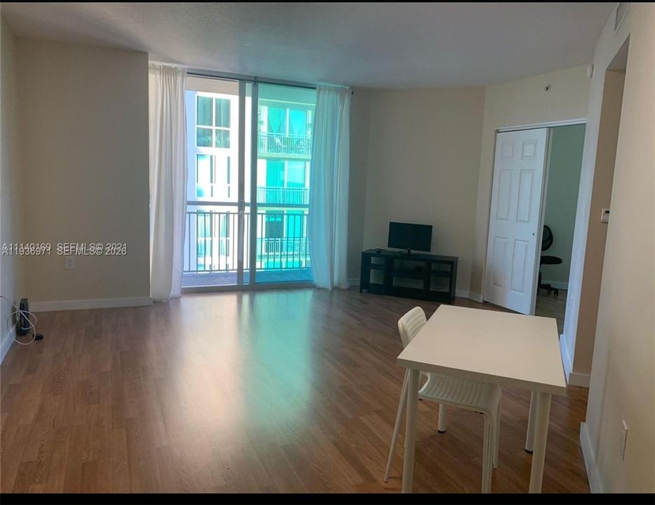 For Sale: $260,000 (1 beds, 1 baths, 657 Square Feet)