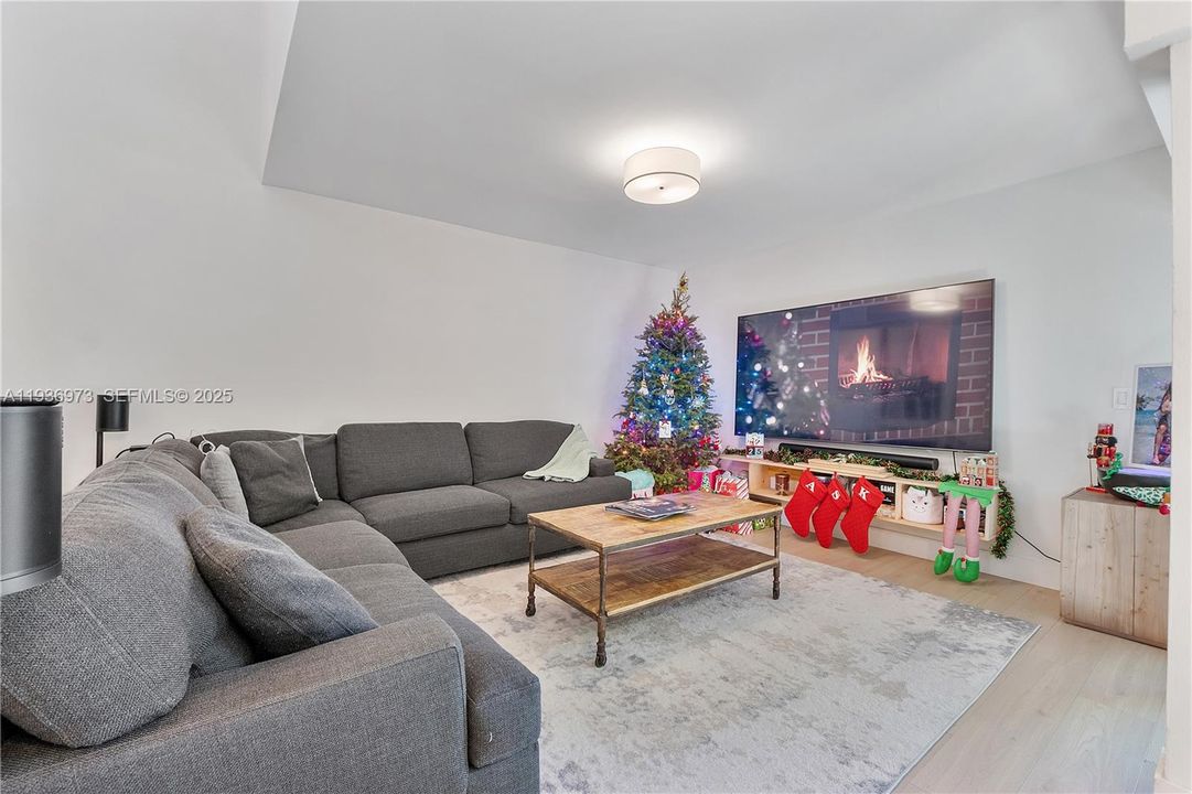 待售: $419,990 (2 贝兹, 2 浴室, 1290 平方英尺)