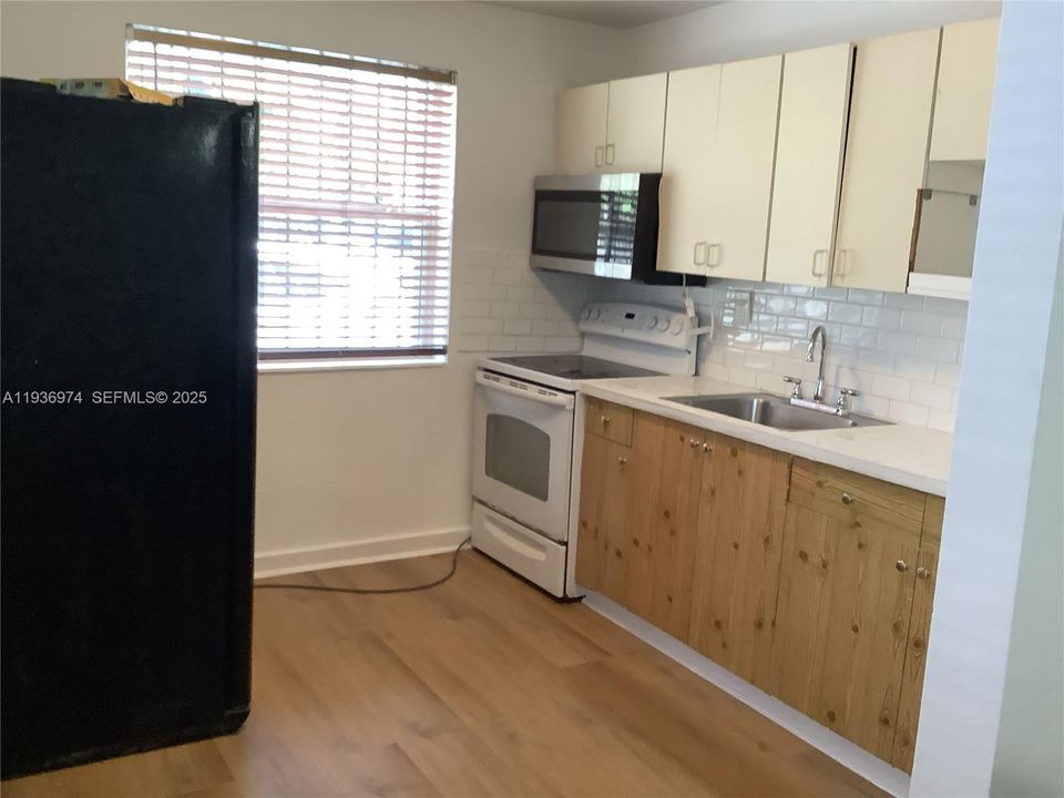 В аренду: $1,900 (2 спален, 1 ванн, 800 Квадратных фут)