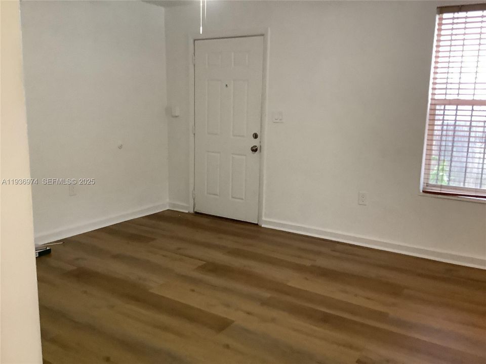 В аренду: $1,900 (2 спален, 1 ванн, 800 Квадратных фут)