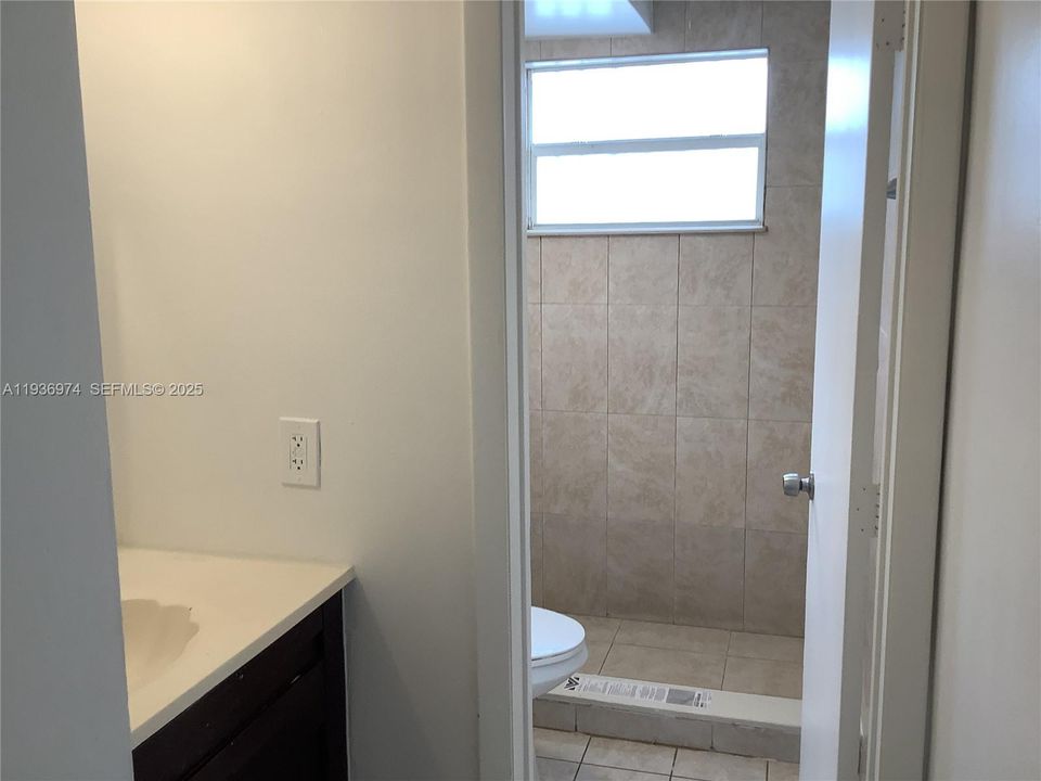 В аренду: $1,900 (2 спален, 1 ванн, 800 Квадратных фут)