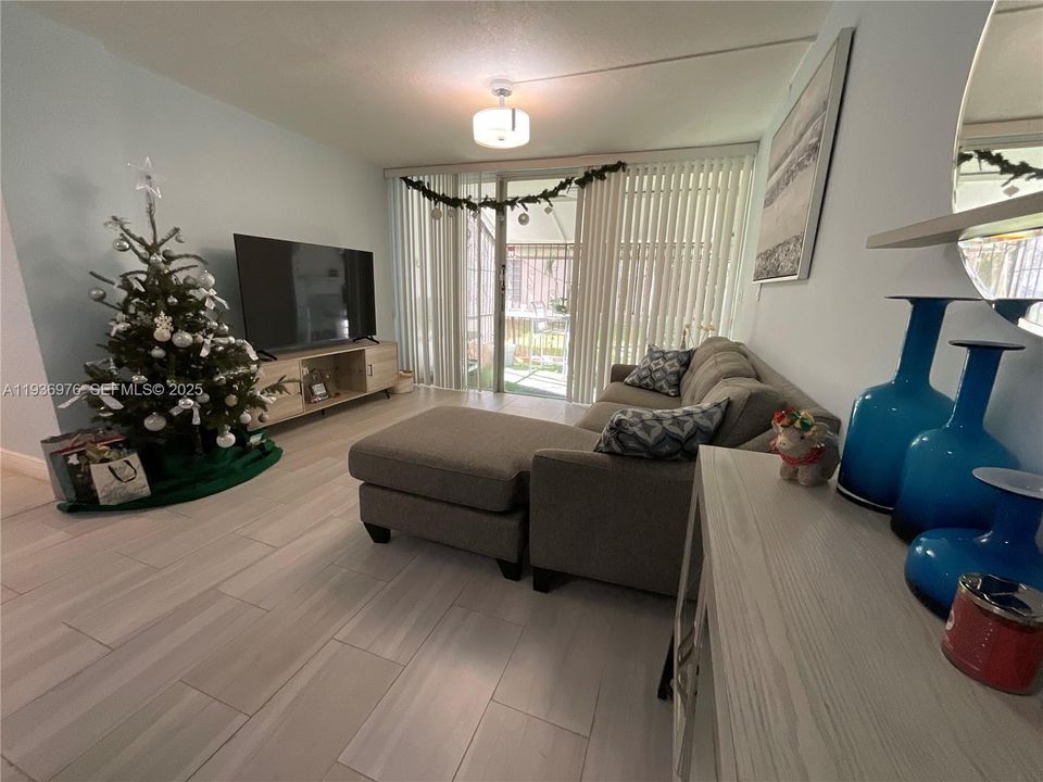 For Rent: $3,150 (3 beds, 2 baths, 1326 Square Feet)