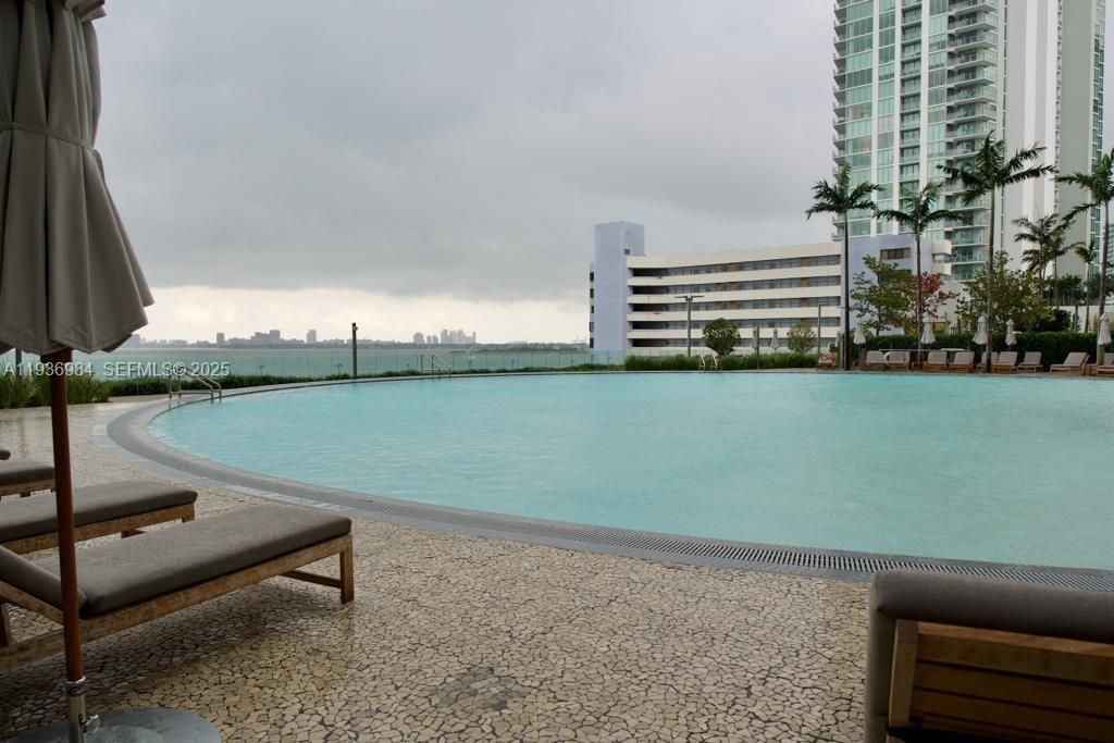 В аренду: $4,400 (1 спален, 1 ванн, 706 Квадратных фут)