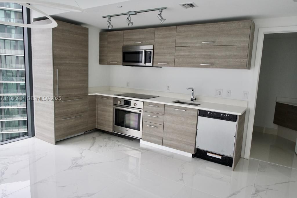 В аренду: $4,400 (1 спален, 1 ванн, 706 Квадратных фут)