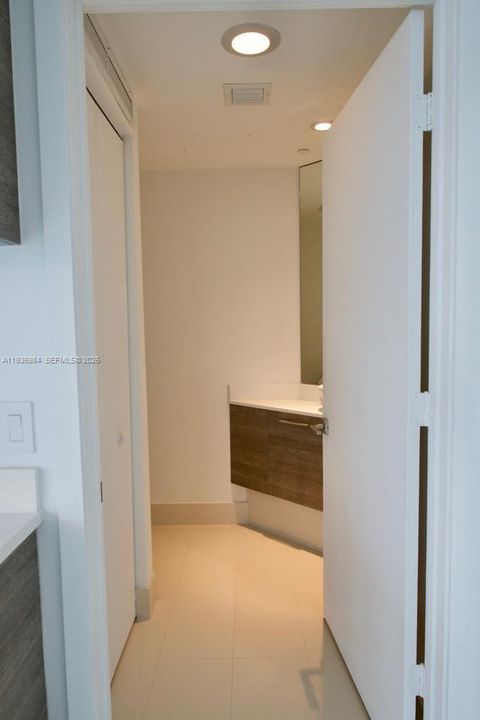 В аренду: $4,400 (1 спален, 1 ванн, 706 Квадратных фут)