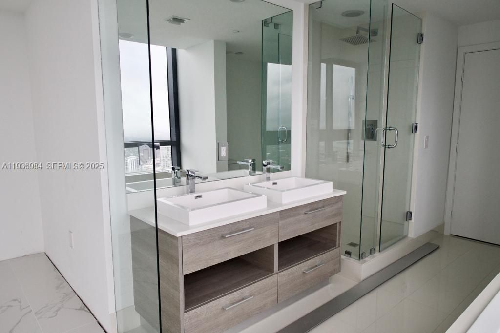 В аренду: $4,400 (1 спален, 1 ванн, 706 Квадратных фут)