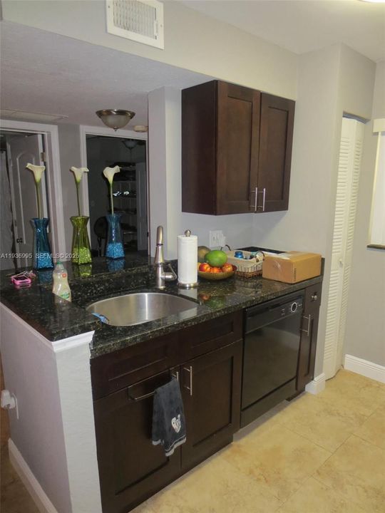 В аренду: $2,395 (2 спален, 2 ванн, 1049 Квадратных фут)