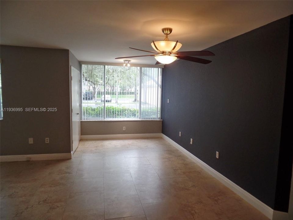 В аренду: $2,395 (2 спален, 2 ванн, 1049 Квадратных фут)