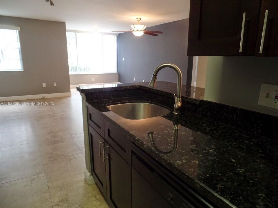 В аренду: $2,395 (2 спален, 2 ванн, 1049 Квадратных фут)