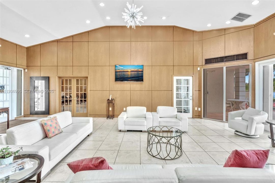 В аренду: $2,395 (2 спален, 2 ванн, 1049 Квадратных фут)