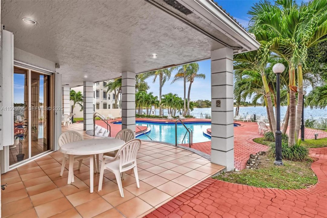 В аренду: $2,395 (2 спален, 2 ванн, 1049 Квадратных фут)