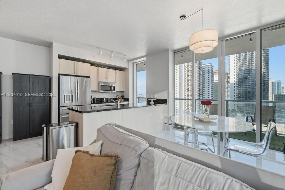 待售: $615,000 (2 贝兹, 2 浴室, 1104 平方英尺)