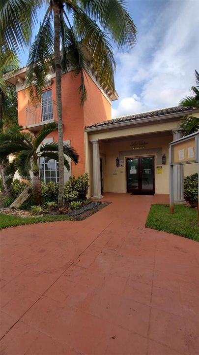 出租: $1,950 (1 贝兹, 1 浴室, 810 平方英尺)