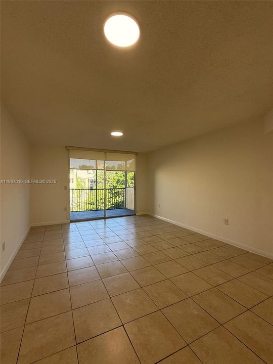 出租: $1,950 (1 贝兹, 1 浴室, 810 平方英尺)