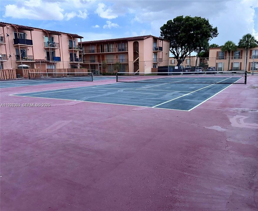 На продажу: $270,000 (2 спален, 1 ванн, 816 Квадратных фут)