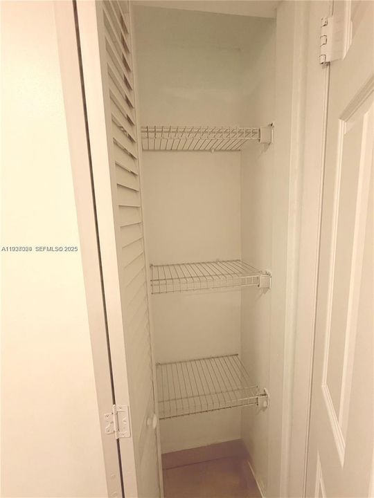 На продажу: $270,000 (2 спален, 1 ванн, 816 Квадратных фут)