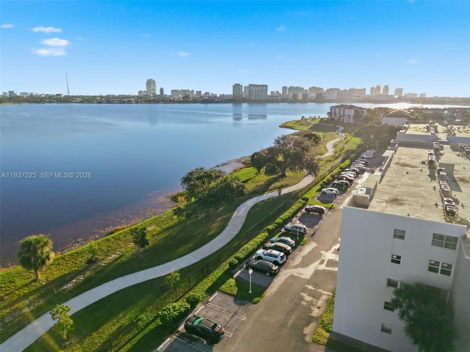 For Sale: $134,000 (1 beds, 1 baths, 704 Square Feet)