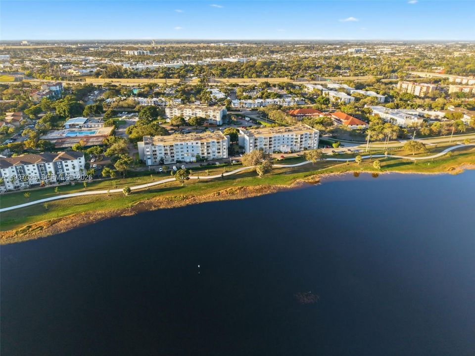 For Sale: $134,000 (1 beds, 1 baths, 704 Square Feet)