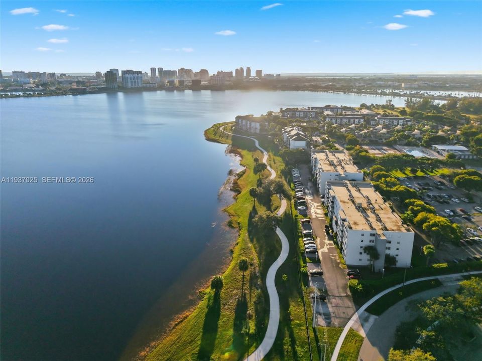 For Sale: $134,000 (1 beds, 1 baths, 704 Square Feet)