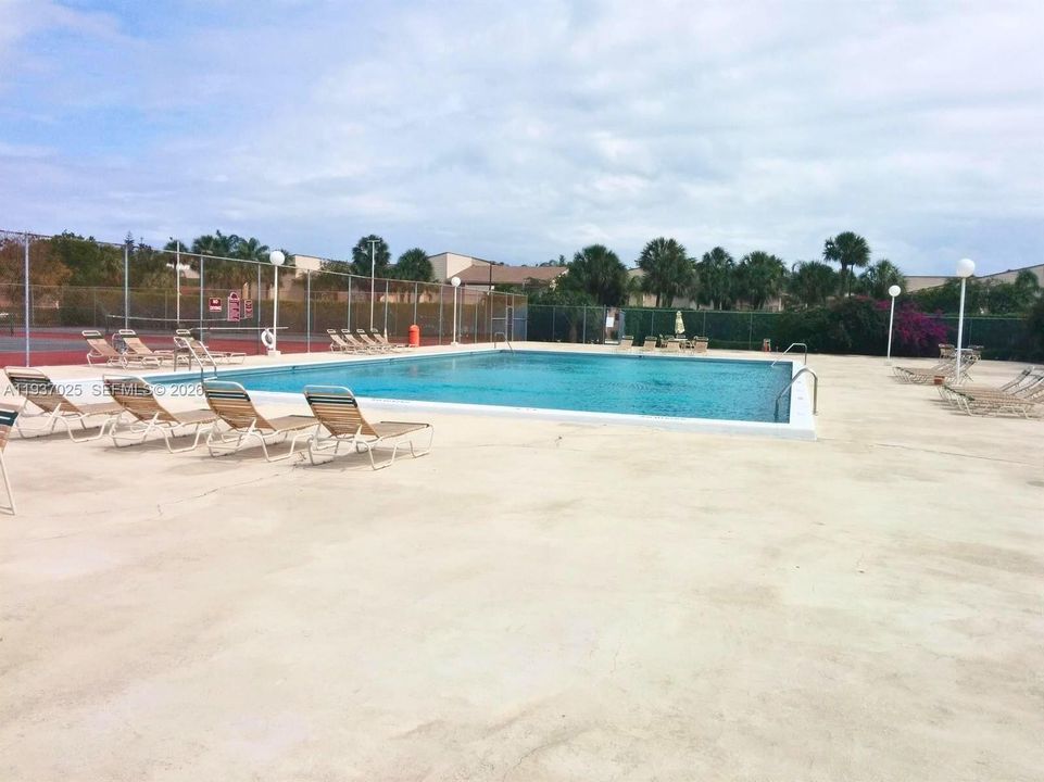 For Sale: $134,000 (1 beds, 1 baths, 704 Square Feet)