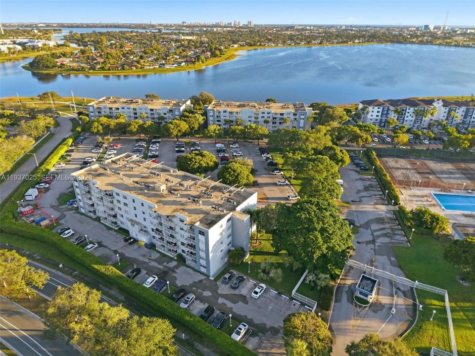 For Sale: $134,000 (1 beds, 1 baths, 704 Square Feet)