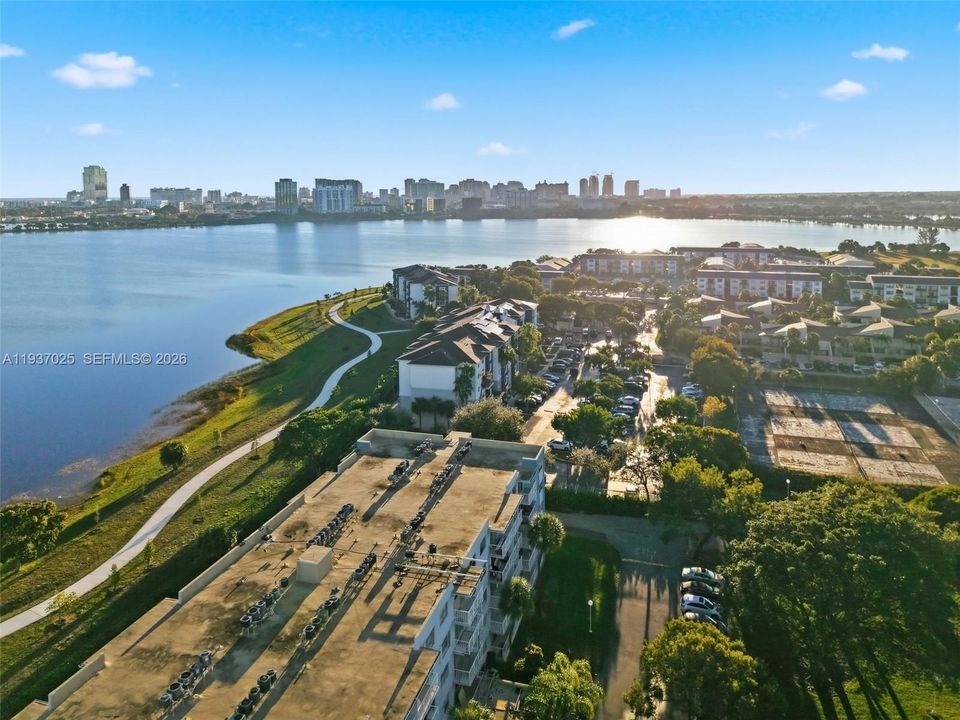 For Sale: $134,000 (1 beds, 1 baths, 704 Square Feet)