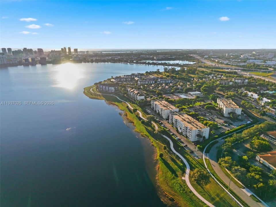 For Sale: $134,000 (1 beds, 1 baths, 704 Square Feet)