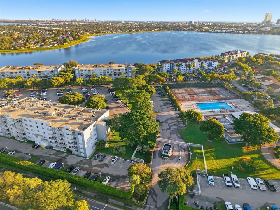 For Sale: $134,000 (1 beds, 1 baths, 704 Square Feet)