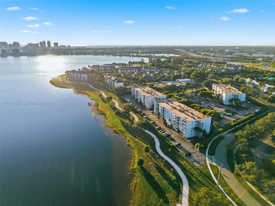 For Sale: $134,000 (1 beds, 1 baths, 704 Square Feet)