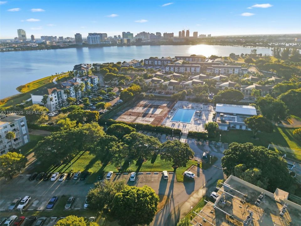 For Sale: $134,000 (1 beds, 1 baths, 704 Square Feet)