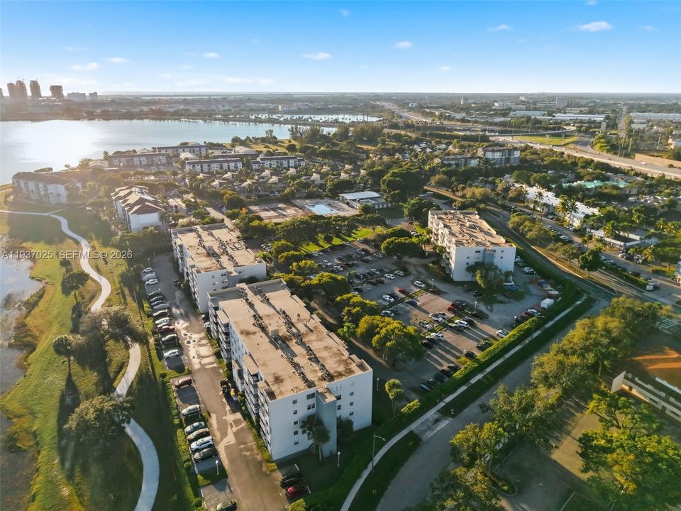 For Sale: $134,000 (1 beds, 1 baths, 704 Square Feet)