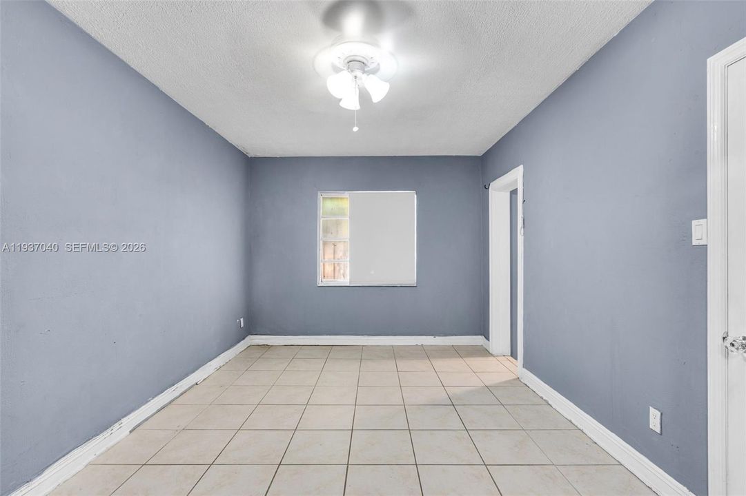 En Venta: $685,000 (4 camas, 3 baños, 1553 Pies cuadrados)