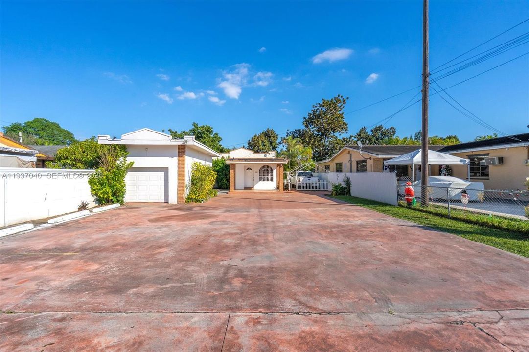 En Venta: $685,000 (4 camas, 3 baños, 1553 Pies cuadrados)