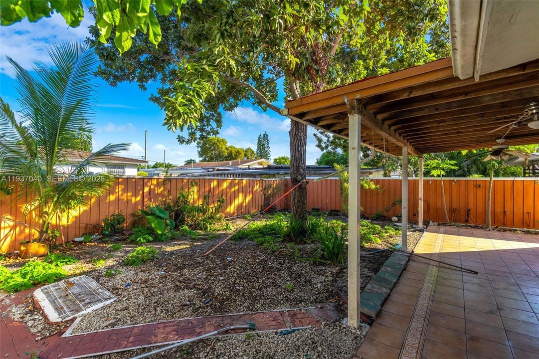 En Venta: $685,000 (4 camas, 3 baños, 1553 Pies cuadrados)