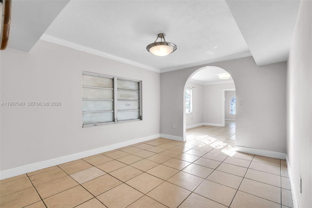 En Venta: $685,000 (4 camas, 3 baños, 1553 Pies cuadrados)