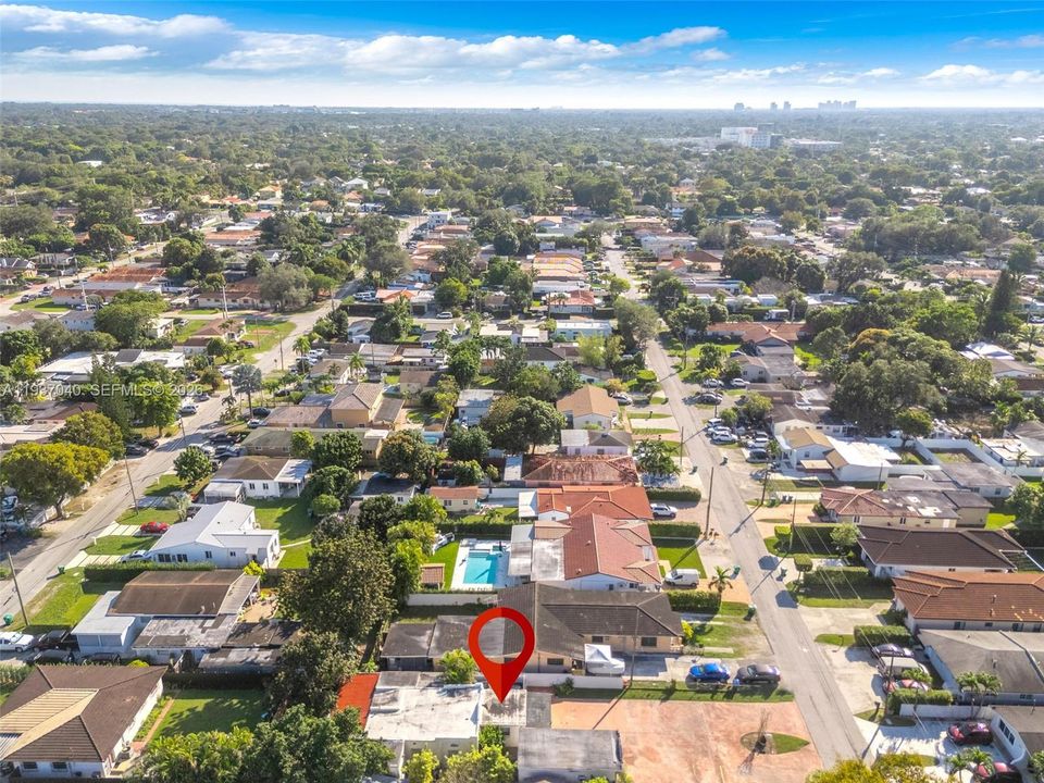 En Venta: $685,000 (4 camas, 3 baños, 1553 Pies cuadrados)