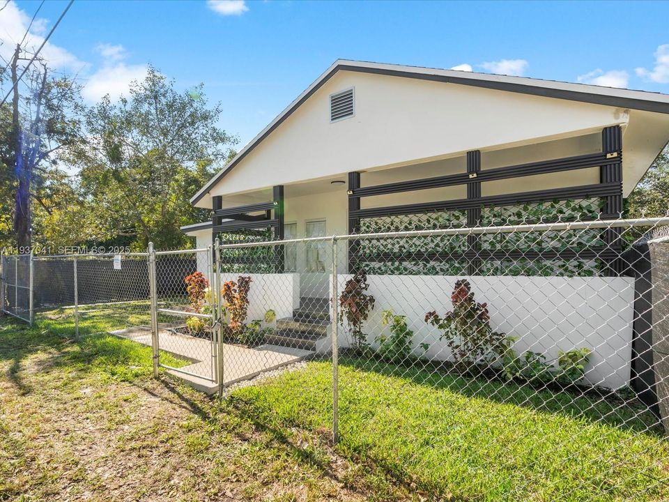 В аренду: $2,950 (3 спален, 2 ванн, 997 Квадратных фут)