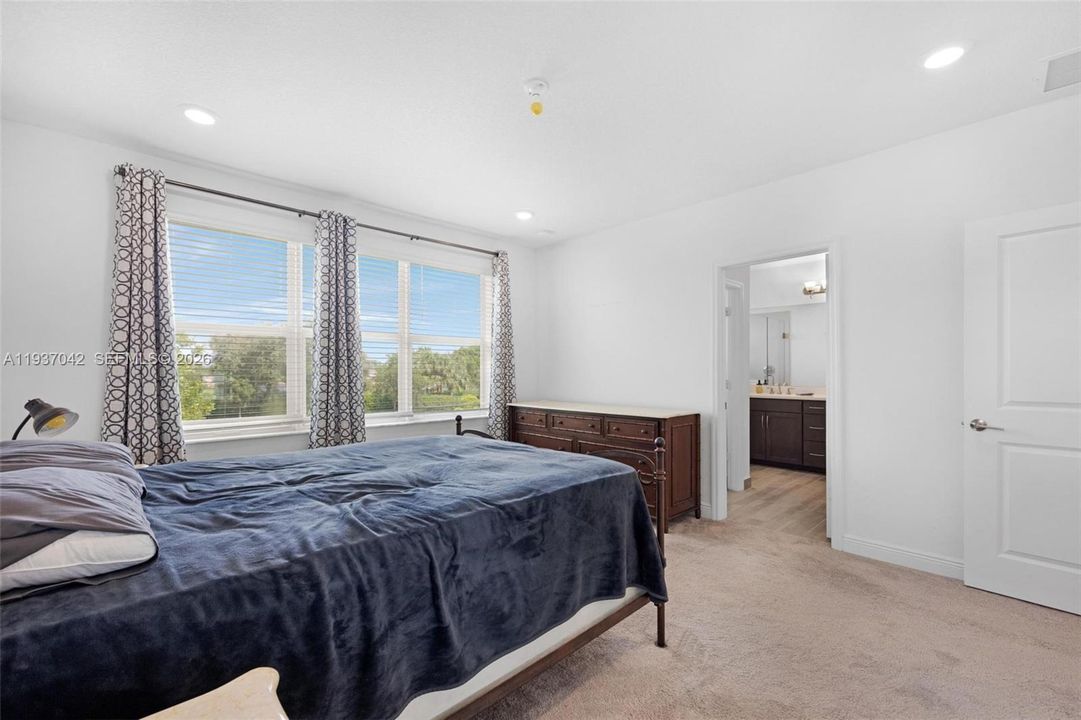 В аренду: $4,000 (3 спален, 2 ванн, 1830 Квадратных фут)