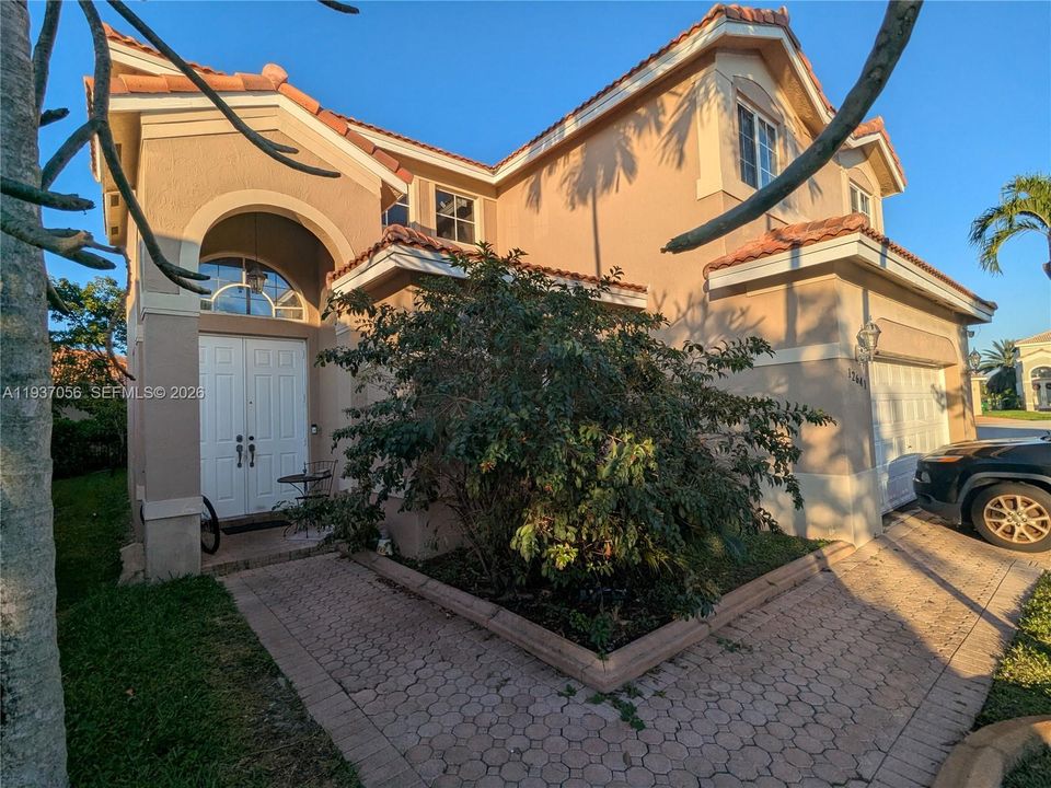 En Venta: $649,900 (4 camas, 2 baños, 2497 Pies cuadrados)