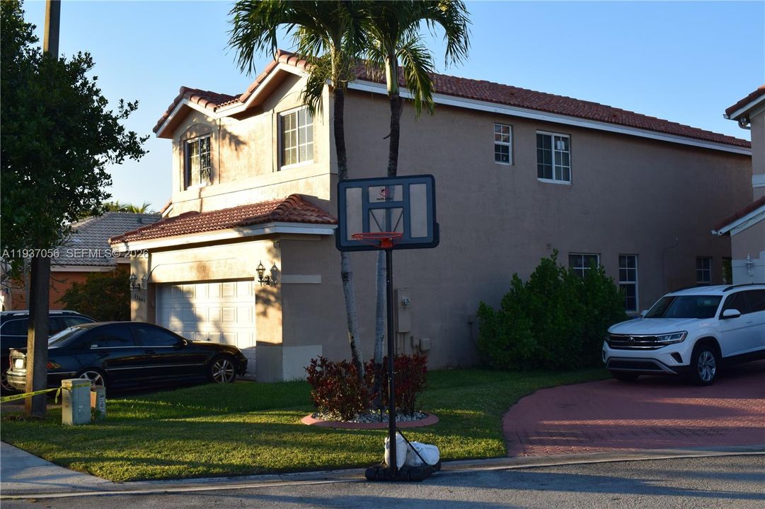 En Venta: $649,900 (4 camas, 2 baños, 2497 Pies cuadrados)