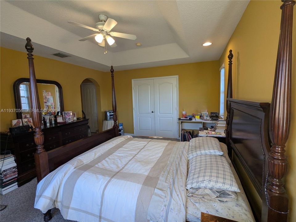 En Venta: $649,900 (4 camas, 2 baños, 2497 Pies cuadrados)