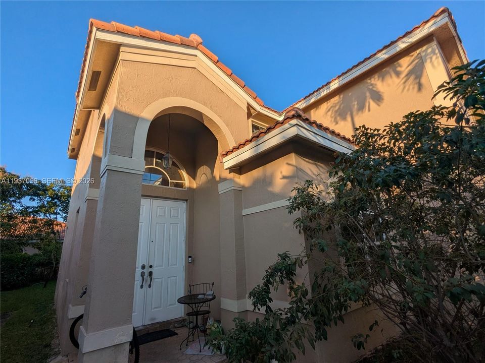 En Venta: $649,900 (4 camas, 2 baños, 2497 Pies cuadrados)