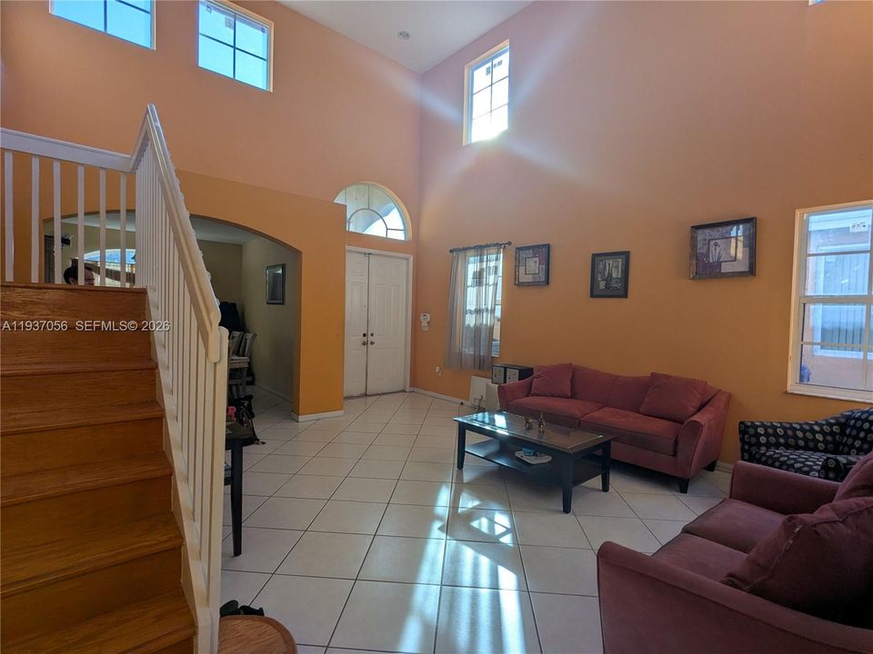 En Venta: $649,900 (4 camas, 2 baños, 2497 Pies cuadrados)