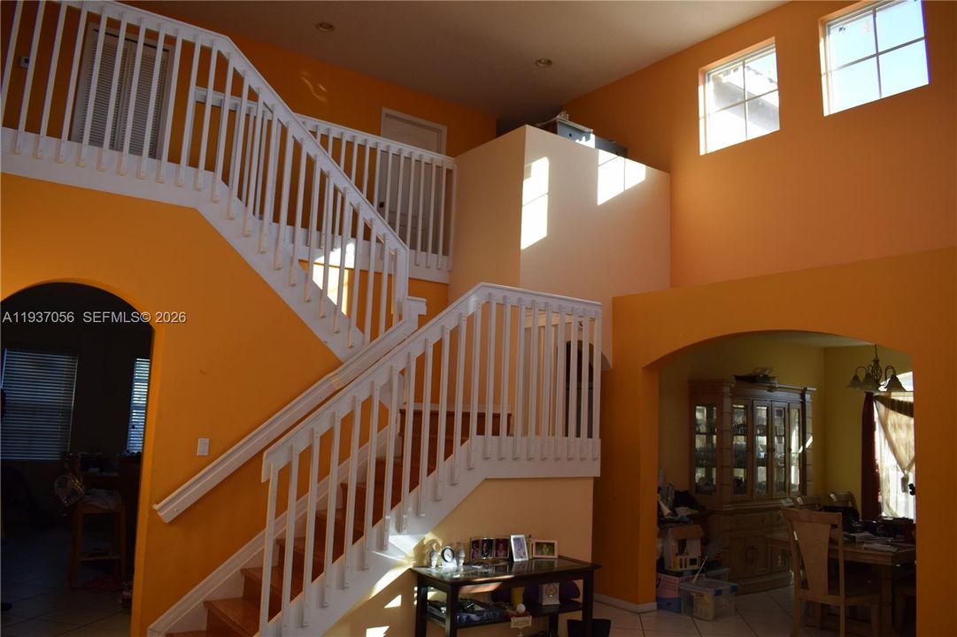 En Venta: $649,900 (4 camas, 2 baños, 2497 Pies cuadrados)