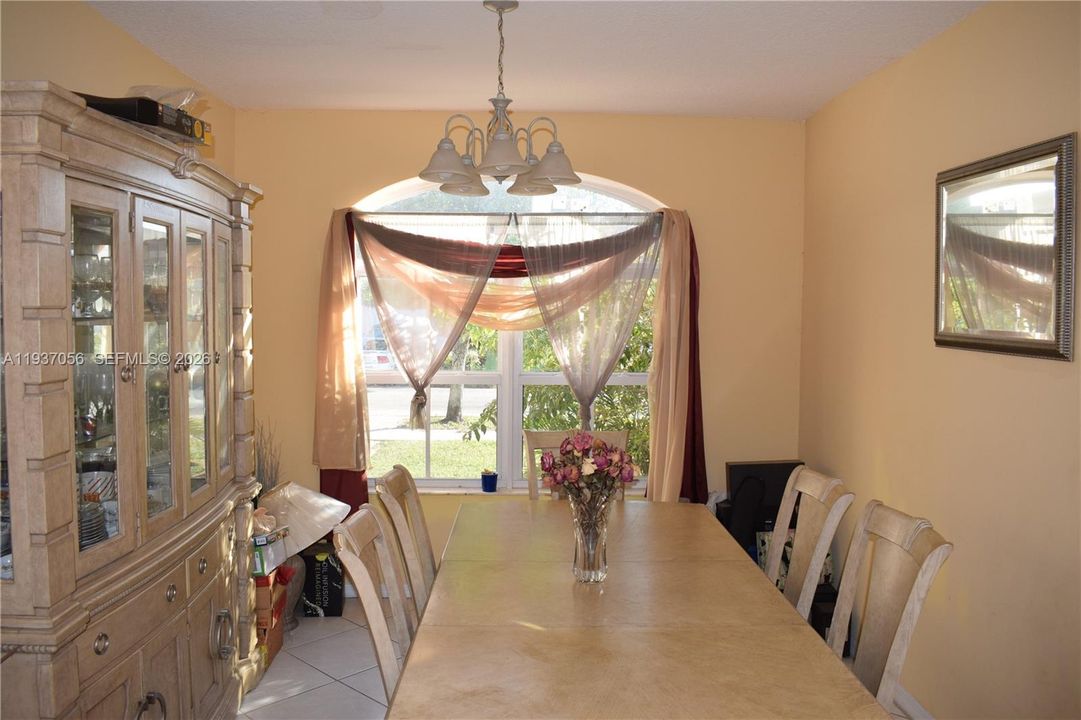 En Venta: $649,900 (4 camas, 2 baños, 2497 Pies cuadrados)