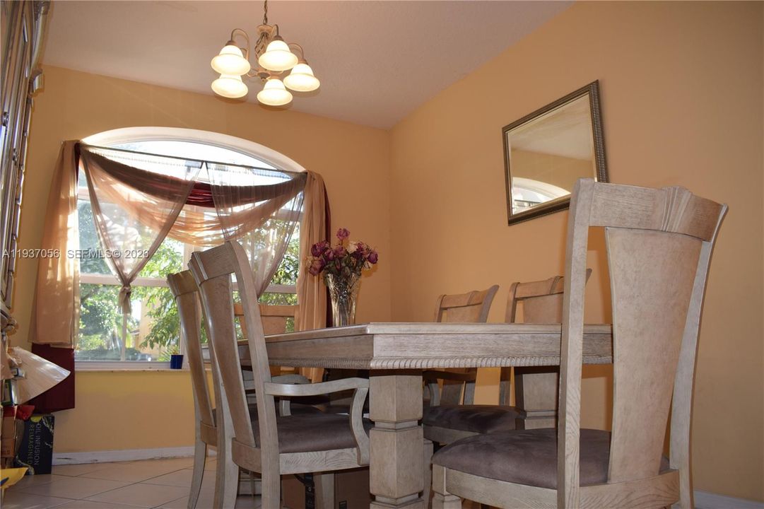 En Venta: $649,900 (4 camas, 2 baños, 2497 Pies cuadrados)