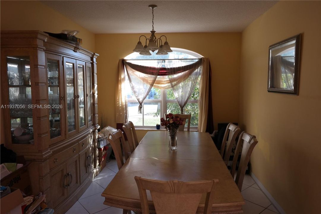 En Venta: $649,900 (4 camas, 2 baños, 2497 Pies cuadrados)