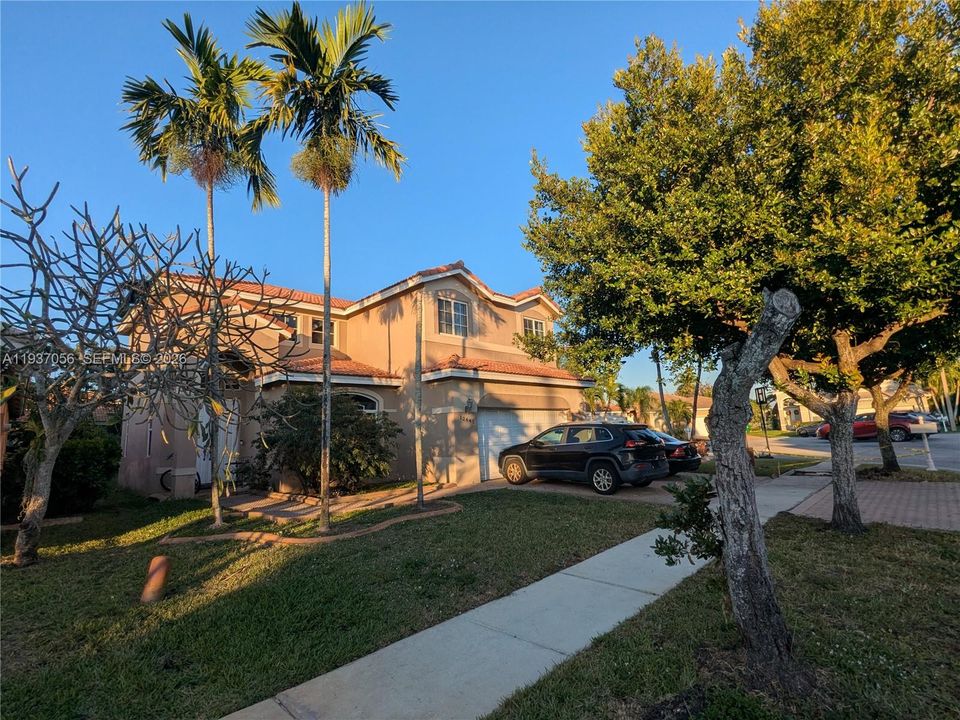 En Venta: $649,900 (4 camas, 2 baños, 2497 Pies cuadrados)