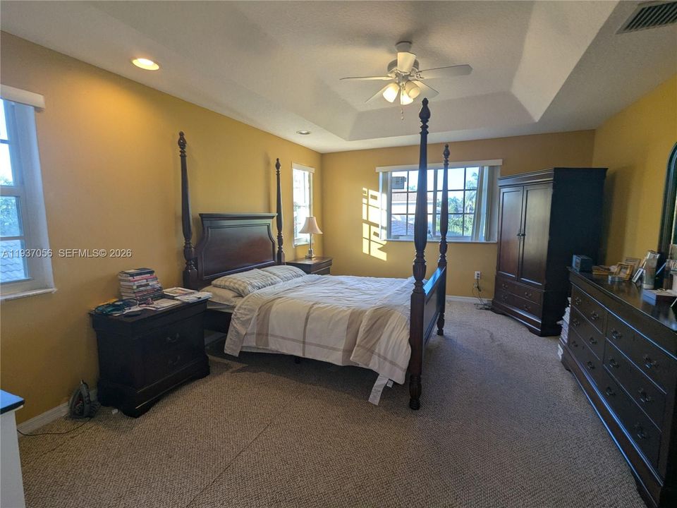 En Venta: $649,900 (4 camas, 2 baños, 2497 Pies cuadrados)