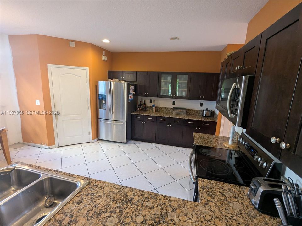 En Venta: $649,900 (4 camas, 2 baños, 2497 Pies cuadrados)